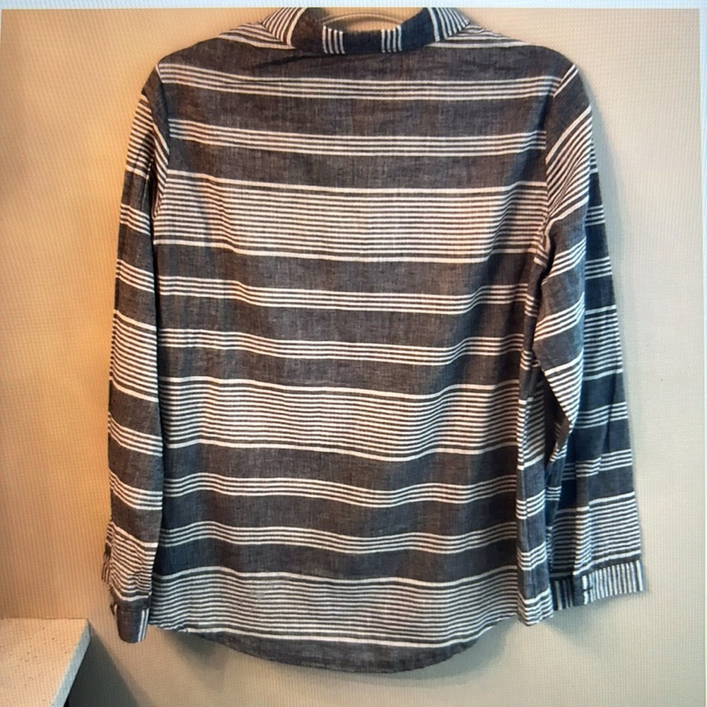 Solitaire Button Down Shirt Size Medium - image 2